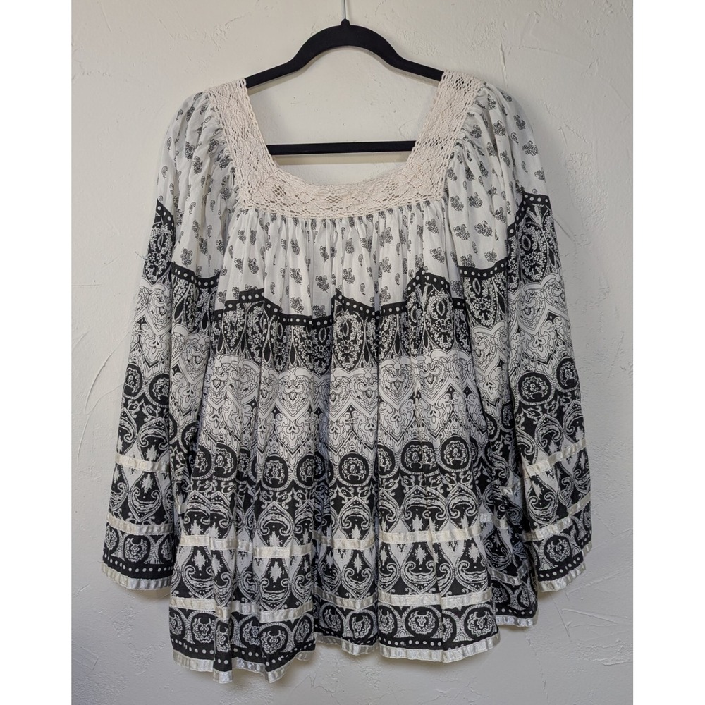 Marisol Women's Long Sleeve‎ Top M Black & White Lined w/Crochet Neckline Blousy